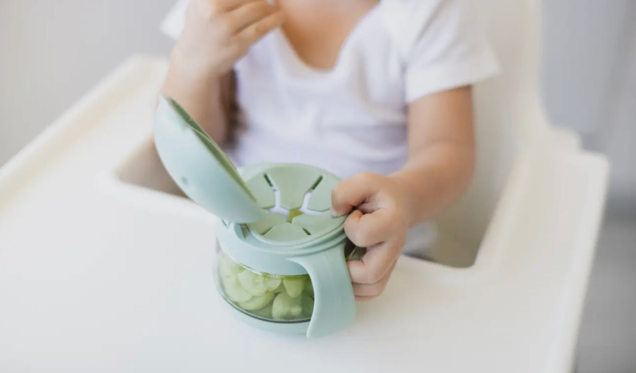 Ubbi snack container with lid - Sage