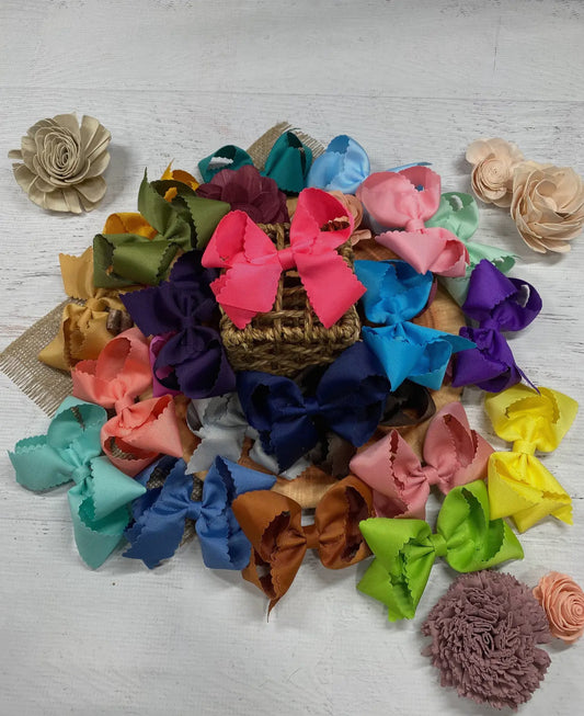 Scallop 5.5 alligator clip bow
