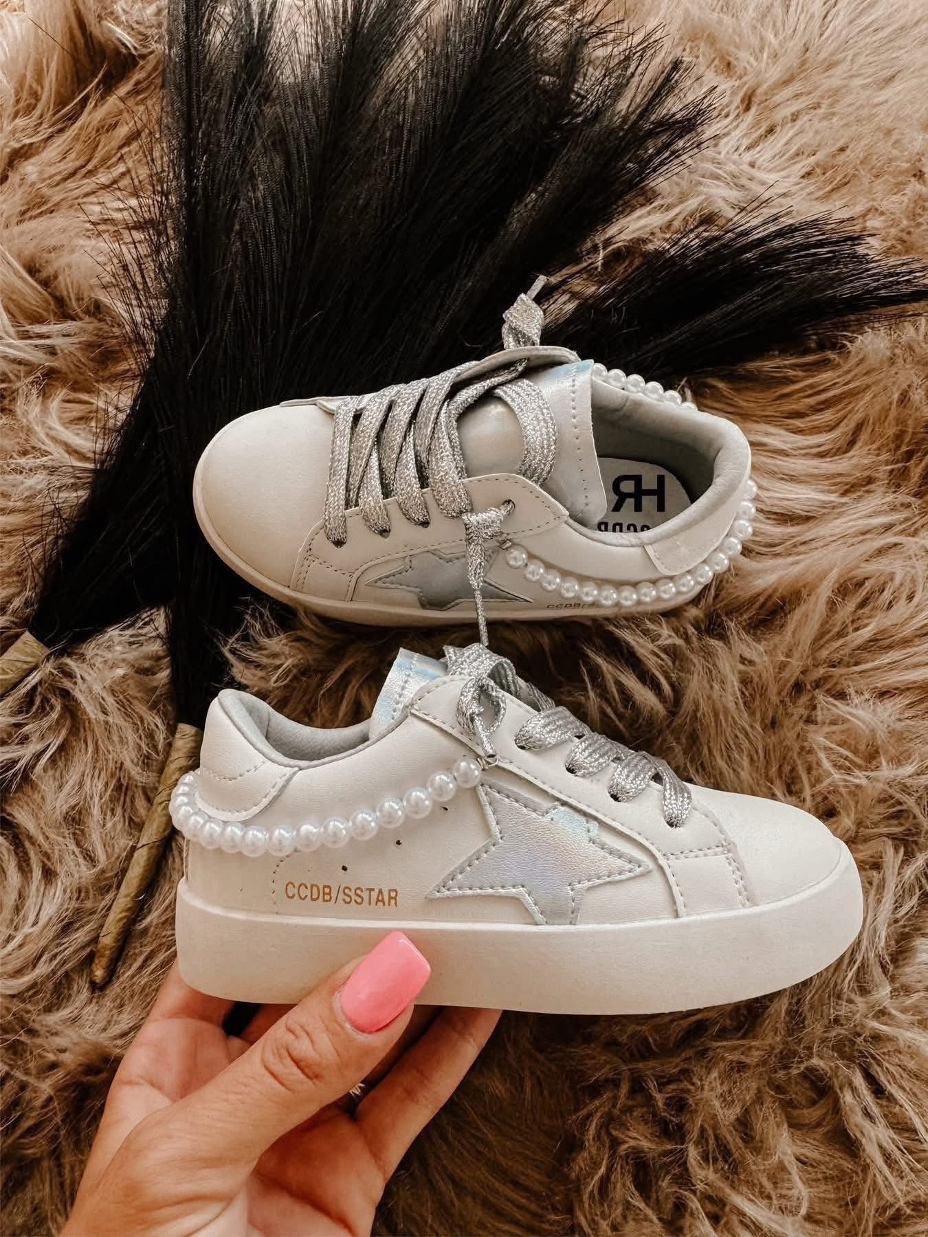 Boujee sneakers size 6